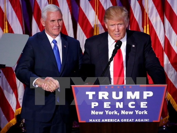 Tổng thống mới đắc cử Donald Trump (phải) phát biểu sau khi giành chiến thắng trong cuộc bầu cử Tổng thống Mỹ tại New York. (Nguồn: EPA/ TTXVN) Sự kiện quốc tế 7-13/11: Thế giới "loạn nhịp" vì Donald Trump ảnh 1