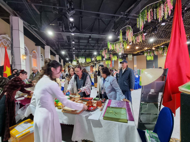 Đại sứ quán Việt Nam tại Mông Cổ tham gia Hội chợ Từ thiện Quốc tế ảnh 4