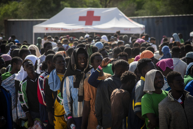 Hòn đảo nhỏ Lampedusa của Italy đang phải gồng mình đón nhận lượng người di cư. (Ảnh: AFP/TTXVN) Chính phủ Đức nối lại việc tiếp nhận người tị nạn từ Italy ảnh 1