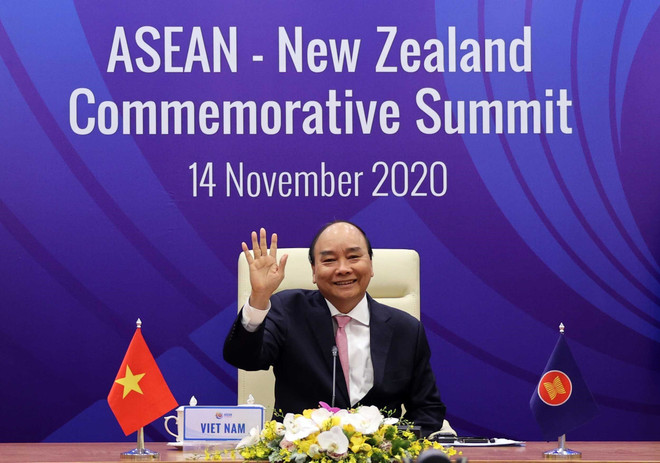 Thủ tướng Nguyễn Xuân Phúc, Chủ tịch ASEAN 2020 đồng chủ trì hội nghị tại điểm cầu Hà Nội. (Ảnh: Thống Nhất/TTXVN) Thúc đẩy quan hệ Đối tác chiến lược ASEAN-New Zealand phát triển mạnh ảnh 1