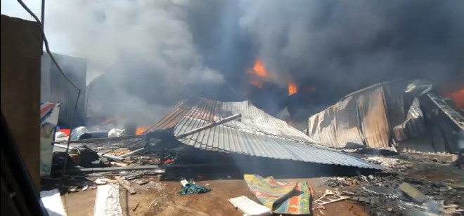 Bình Dương: Cháy ở cơ sở phế liệu, thiêu rụi 1000m2 nhà xưởng ảnh 1