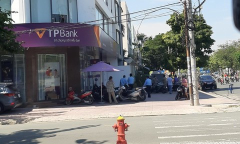 Chi nhánh ngân hàng xảy ra vụ việc. TP.HCM: Bắt đối tượng tẩm xăng lên người đi cướp ngân hàng ảnh 1