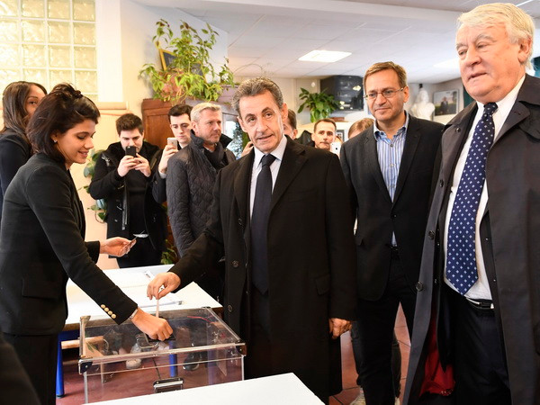 Cựu Tổng thống Pháp Nicolas Sarkozy bỏ phiếu tại một địa điểm bầu cử ở Paris. (Nguồn: EPA/TTXVN) Bầu cử Pháp: Cựu Tổng thống Pháp Nicolas Sarkozy bị loại ảnh 1