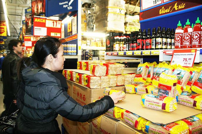 Tiểu thương Việt ở Séc cạnh tranh với các “siêu đại gia” ảnh 1