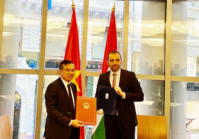 Hai đồng chủ trì Việt Nam và Hungary ký Biên bản Khóa họp. (Nguồn: Đại sứ quán Việt Nam tại Hungary) Khóa họp lần thứ 9 Ủy ban Hỗn hợp về hợp tác kinh tế Việt Nam-Hungary ảnh 1