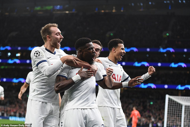 Tottenham của Mourinho cũng giành quyền đi tiếp. (Nguồn: Daily Mail) Champions League: Xác định thêm 3 'ông lớn' vào vòng knock-out ảnh 1