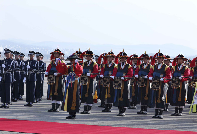 Nghi lễ đón Thủ tướng Chính phủ Nguyễn Xuân Phúc và Phu nhân tại sân bay quân sự Seoul. (Ảnh: Thống Nhất/TTXVN) Lễ đón Thủ tướng Nguyễn Xuân Phúc thăm chính thức Hàn Quốc ảnh 1