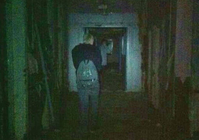 Cư dân mạng dậy sóng vì bức ảnh bóng ma bác sỹ ở bệnh viện hoang ảnh 1