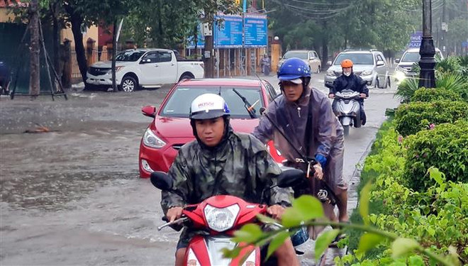 Mưa lớn trên đất liền và gió mạnh, sóng lớn trên các vùng biển ảnh 1