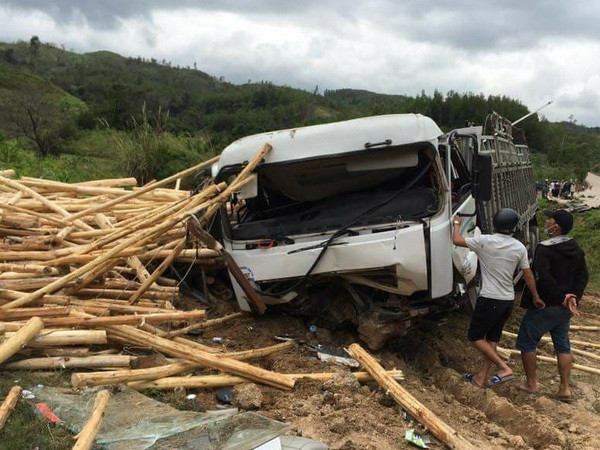 Xe container đâm vào xe tải trên Quốc lộ 1A, 3 người bị thương ảnh 1