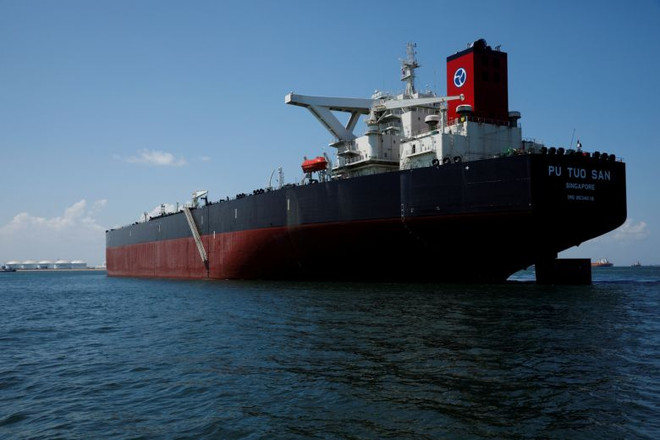 Siêu tàu chở dầu Pu Tuo San VLCC của Hin Leong ở vùng biển ngoài khơi đảo Jurong ở Singapore ngày 11/7/2019. (Nguồn: Reuters) Sinopec muốn mua lại cổ phần kho chứa dầu của Hin Leong ở Singapore ảnh 1
