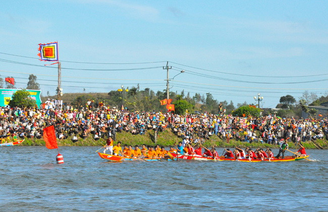 Sôi nổi Giải đua thuyền Nam truyền thống tỉnh Đắk Lắk 2015 ảnh 1