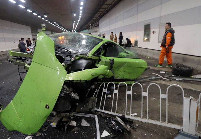 Hai quý tử ở Trung Quốc nhận án phạt nặng vì lái siêu xe gây tai nạn ảnh 1