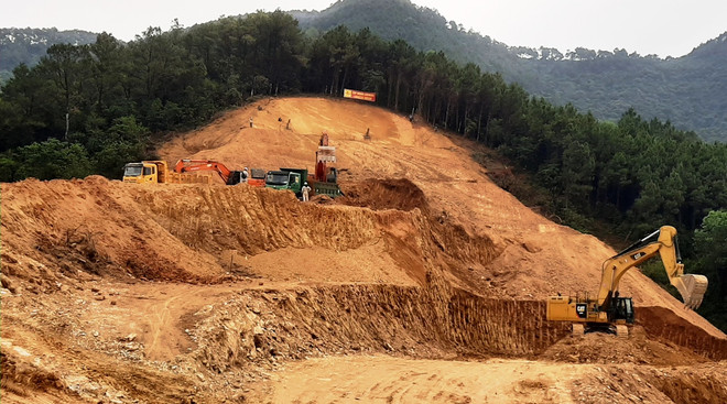 Bộ Giao thông Vận tải đề nghị các địa phương nơi Dự án Cao tốc giai đoạn 2 đi qua sớm giải phóng mặt bằng và cấp mỏ vật liệu khai thác để đẩy tiến độ thi công. (Ảnh: Việt Hùng/Vietnam+) Hàng loạt Dự án Cao tốc Bắc-Nam giai đoạn 2 đang chậm tiến độ ảnh 2