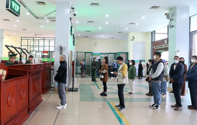 Những du khách, cư dân biên giới làm thủ tục nhập cảnh tại Cửa khẩu đường bộ quốc tế Lào Cai. (Ảnh: Quốc Khánh/TTXVN) Lào Cai: Đón khách Trung Quốc nhập cảnh, khôi phục hoạt động du lịch ảnh 1