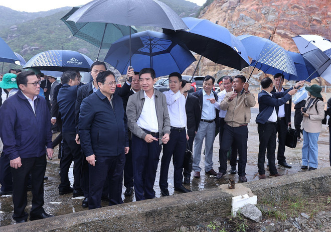 Thủ tướng khảo sát một số công trình dự án trọng điểm tại Phú Yên ảnh 1