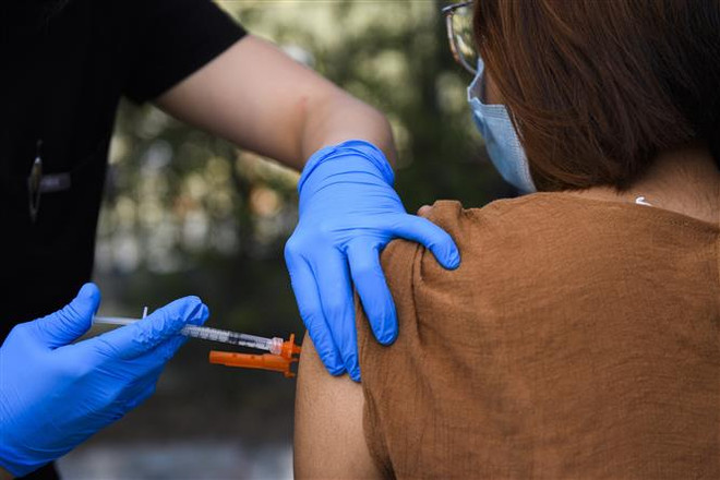 Ảnh minh họa. (Nguồn: AFP/TTXVN) Anh mở chiến dịch tuyên truyền kêu gọi thai phụ tiêm vaccine COVID-19 ảnh 1