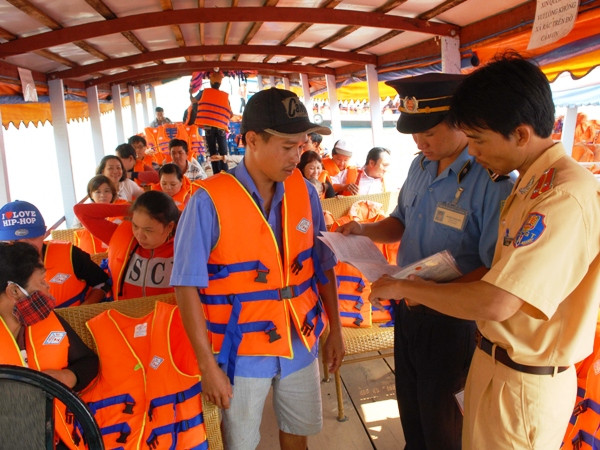 Hà Nội kiểm tra, xử lý vi phạm giao thông đường thủy ảnh 1