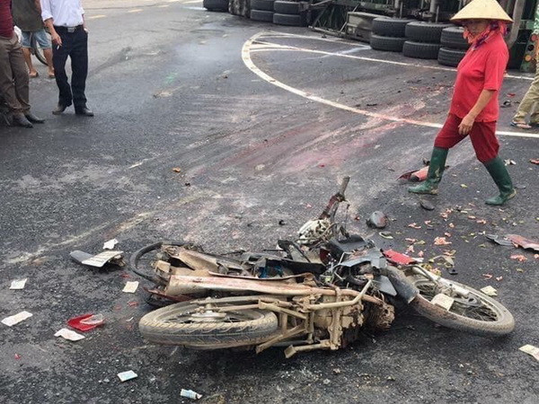 Hải Dương: Xe container va chạm với xe máy, 2 người thiệt mạng ảnh 1