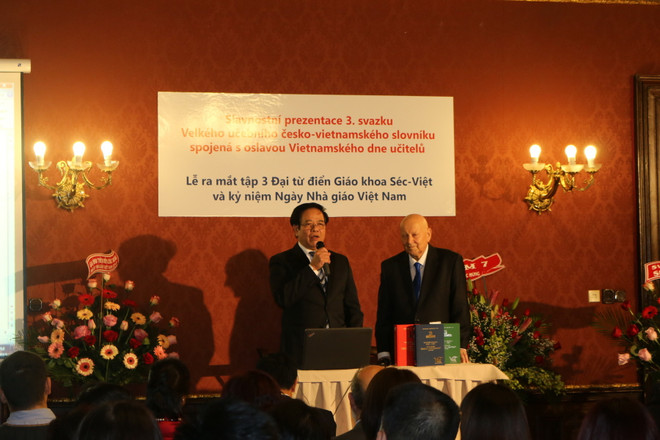 Ra mắt tập 3 Đại từ điển giáo khoa Séc-Việt tại thủ đô Praha ảnh 1