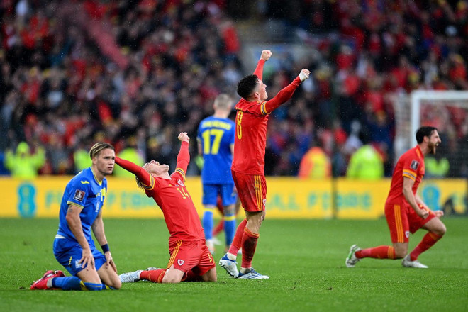 Niềm vui của Xứ Wales sau khi tiếng còi kết thúc trận đấu vang lên. (Nguồn: Getty Images) Vượt ải Ukraine, Xứ Wales giành vé đến Qatar dự World Cup 2022 ảnh 2