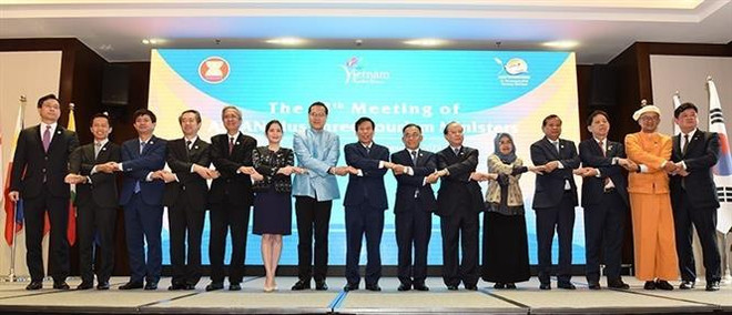 Bộ trưởng Bộ Văn hóa, Thể thao và Du lịch Việt Nam Nguyễn Ngọc Thiện (giữa) chụp ảnh chung với các đại biểu tham dự hội nghị. (Ảnh: TTXVN phát) ASEAN tăng cường hợp tác du lịch với Trung Quốc, Nhật Bản và Hàn Quốc ảnh 1