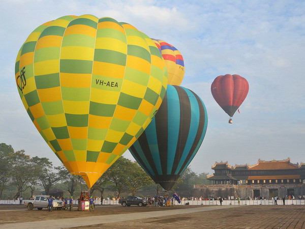 Ngắm nhìn toàn cảnh thành phố Huế cổ kính với khinh khí cầu ảnh 1
