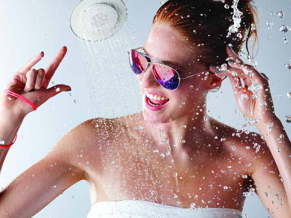 Tắm trong nhạc với vòi sen tích hợp loa không dây Moxie ảnh 1