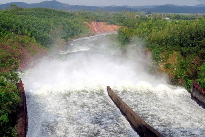 Bão số 12 gây mưa lớn, thủy điện Trị An xả lũ qua đập tràn ảnh 1