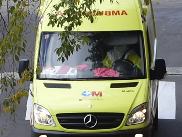 Xe cứu thương chở người nghi nhiễm virus Ebola tới bệnh viện Carlos III, thành phố Madrid ngày 16/10. (Nguồn: AFP/TTXVN) Nhật Bản sản xuất thêm thuốc cúm chuẩn bị cho đại dịch Ebola ảnh 1