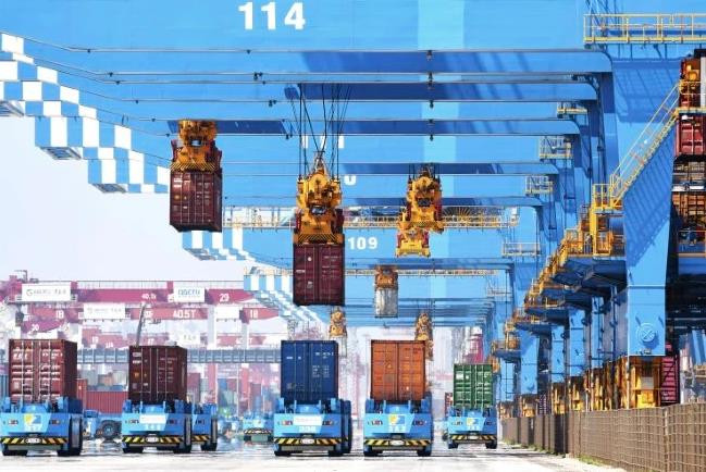 Vận chuyển container lên tàu tại một cảng ở Thanh Đảo, tỉnh Sơn Đông, miền đông Trung Quốc ngày 4/6. (Nguồn: AP) Quan chức Mỹ-Trung đánh giá thực thi Thỏa thuận thương mại Giai đoạn 1 ảnh 1