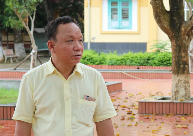 Ông Khamphanh Souvannakha bồi hồi nhớ lại kỷ niệm về những năm tháng học tập tại Việt Nam. (Ảnh: Huy Đồng/Vietnam+) Bài 1: Ký ức khó phai về cô giáo tiếng Việt của cựu học sinh Lào ảnh 1