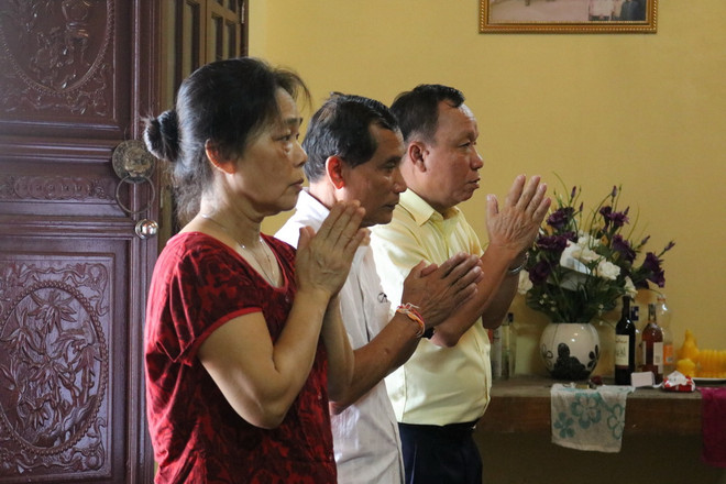Ông Khamphanh thắp nén hương cho thầy hiệu trưởng đã đi xa. (Ảnh: Huy Đồng/Vietnam+) Bài 3: Tình thầy trò xuyên biên giới: Cuộc hội ngộ sau gần 40 năm ảnh 1
