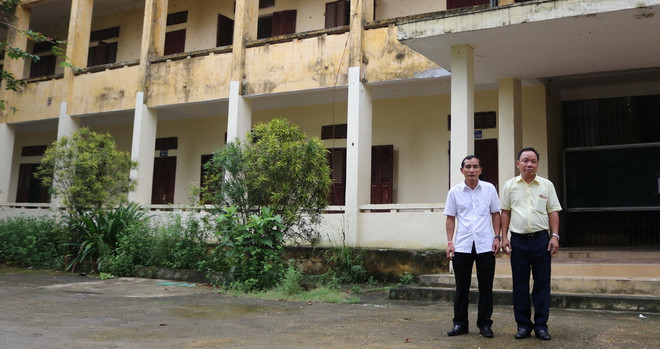 Ông Khamphanh (bên phải) và người bạn của mình về thăm lại ngôi trường cũ. (Ảnh: Huy Đồng/Vietnam+) Bài 1: Ký ức khó phai về cô giáo tiếng Việt của cựu học sinh Lào ảnh 2