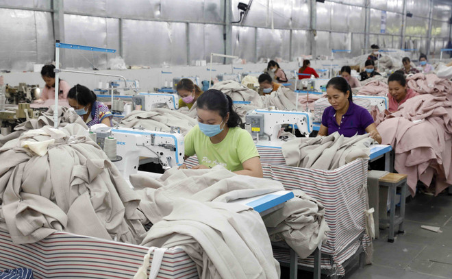 May hàng xuất khẩu tại công ty TNHH Hưng Lộc, Cần Thơ. (Ảnh: Trần Việt - TTXVN) Kịch bản nào để Việt Nam phục hồi kinh tế sau đại dịch COVID-19? ảnh 1