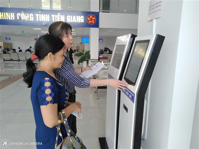 Người dân lấy phiếu thứ tự làm thủ tục tư pháp tại Trung tâm Phục vụ hành chính công. (Ảnh minh họa: Minh Hưng/TTXVN) Chính phủ yêu cầu các tỉnh đẩy nhanh tiến độ tích hợp dịch vụ công ảnh 2