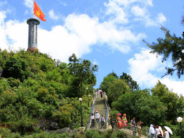 Giao lưu nghệ thuật “Ngọn lửa tuổi trẻ” tại Cột cờ Lũng Cú ảnh 1