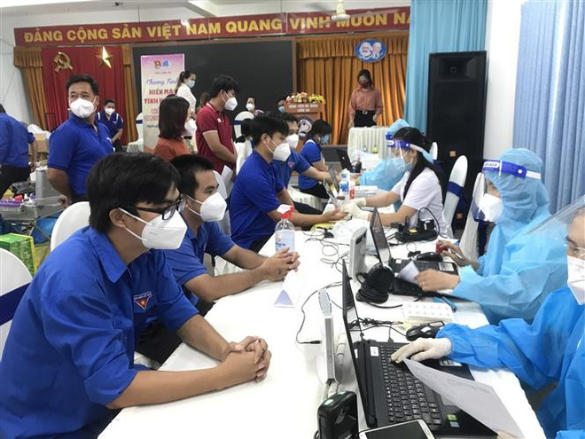 Đoàn viên, thanh niên Long An xét nghiệm sàng lọc trước khi tham gia hiến máu tình nguyện. (Ảnh: Thanh Bình/TTXVN) 91 năm thành lập Đoàn: Xây dựng thế hệ thanh niên mới giàu lý tưởng ảnh 2