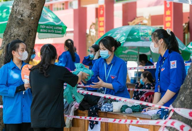 Thanh niên tình nguyện thành phố Vinh, Nghệ An tiếp sức mùa thi năm 2021. (Ảnh: Bích Huệ/TTXVN) 91 năm thành lập Đoàn: Xây dựng thế hệ thanh niên mới giàu lý tưởng ảnh 3