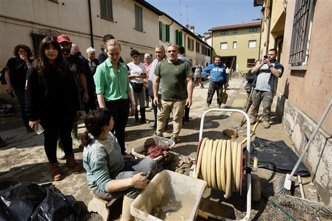 Thủ tướng Italy Giorgia Meloni (giữa) thăm khu vực chịu ảnh hưởng của lũ lụt tại thị trấn Faenza, Emilia-Romagna, ngày 21/5/2023. (Ảnh: AFP/TTXVN) Italy: Ác mộng nước lụt ở thiên đường ẩm thực-văn hóa Emilia-Romagna ảnh 7