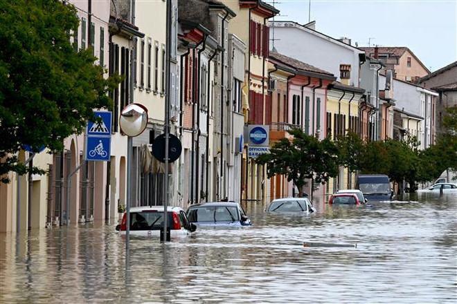 Cảnh ngập lụt do mưa lớn kéo dài tại thị trấn Lugo thuộc vùng Emilia-Romagna, miền Bắc Italy ngày 18/5/2023. (Ảnh: AFP/TTXVN) Italy: Ác mộng nước lụt ở thiên đường ẩm thực-văn hóa Emilia-Romagna ảnh 1