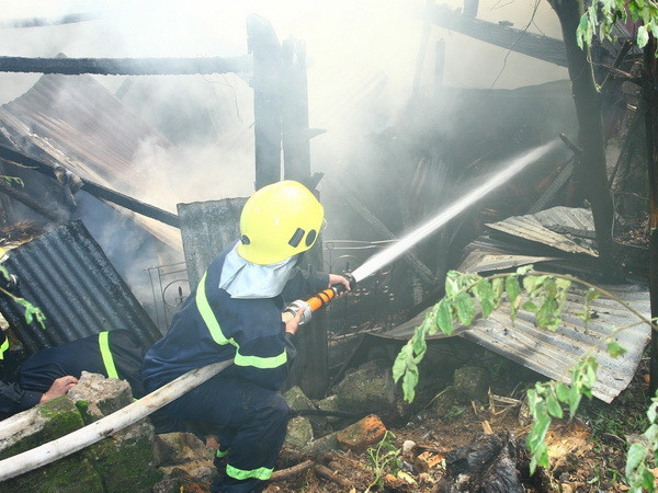 Nghệ An: Kho bốc cháy dữ dội khi công nhân đang làm việc ảnh 1