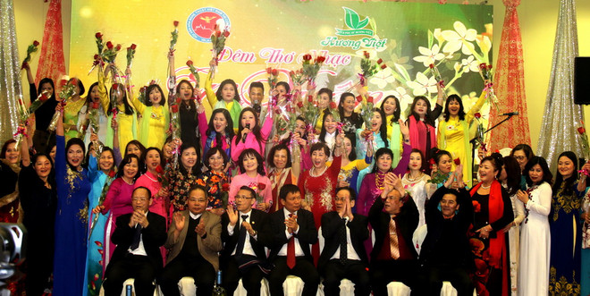 Ấn tượng đêm thơ-nhạc tại Séc tôn vinh phụ nữ và áo dài Việt ảnh 3