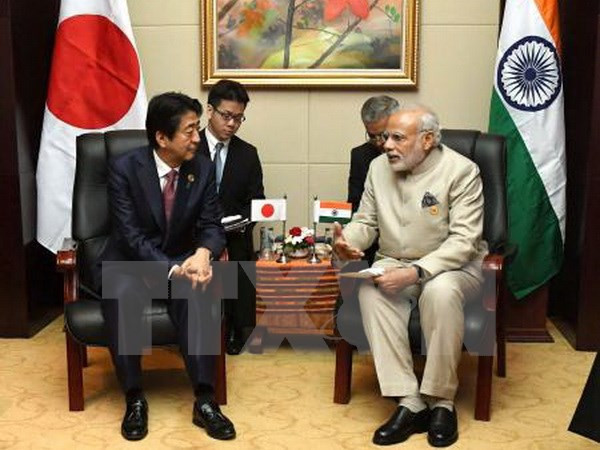 Thủ tướng Nhật Bản Shinzo Abe (trái) và Thủ tướng Ấn Độ Narendra Modi (phải) trong cuộc gặp bên lề Hội nghị thượng đỉnh ASEAN và các hội nghị liên quan tại Vientiane, Lào, ngày 7/9. (Nguồn: Kyodo/TTXVN) Nhật Bản và Ấn Độ ký thỏa thuận quan trọng về hạt nhân dân sự ảnh 1