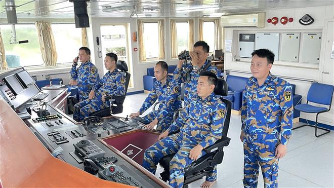 Chỉ huy tàu 561 tập trung điều khiển con tàu trong điều kiện thời tiết phức tạp. (Ảnh: Nguyễn Cúc/TTXVN) Bệnh viện nổi 561 Hải quân và hải trình đến Trường Sa đầy sóng gió ảnh 3
