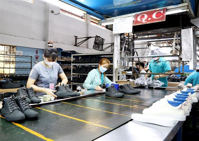 Công nhân làm việc trong xưởng sản xuất giày Gia Định, thành phố Thủ Đức, Thành phố Hồ Chí Minh. (Ảnh: Hồng Đạt/TTXVN) Đưa thị trường lao động Việt Nam phát triển linh hoạt, bền vững ảnh 2