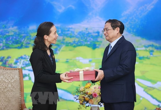 Thủ tướng Phạm Minh Chính tặng quà cho bà Aurelia Nguyen, kiều bào Pháp, Giám đốc điều hành Chương trình Tiếp cận vaccine toàn cầu COVAX. (Ảnh: Dương Giang/TTXVN) Huy động nguồn lực kiều bào Việt Nam ở nước ngoài trong tình hình mới ảnh 2