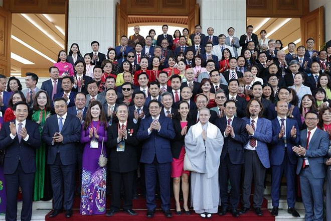 Thủ tướng Phạm Minh Chính chụp ảnh chung với kiều bào tiêu biểu dự Chương trình Xuân Quê hương 2023. (Ảnh: Dương Giang/TTXVN) Huy động nguồn lực kiều bào Việt Nam ở nước ngoài trong tình hình mới ảnh 1
