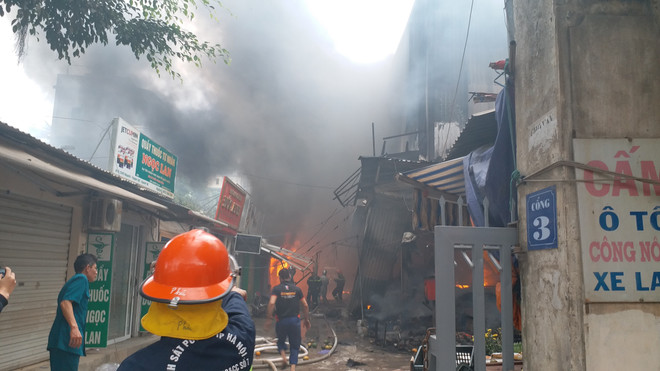 Hỏa hoạn tại một cửa hàng vàng mã tại khu vực chợ Quang, Hà Nội. (Ảnh: TTXVN phát) Hà Nội: Cảnh báo nguy cơ cháy nổ từ việc đốt vàng mã ngày Tết ảnh 2