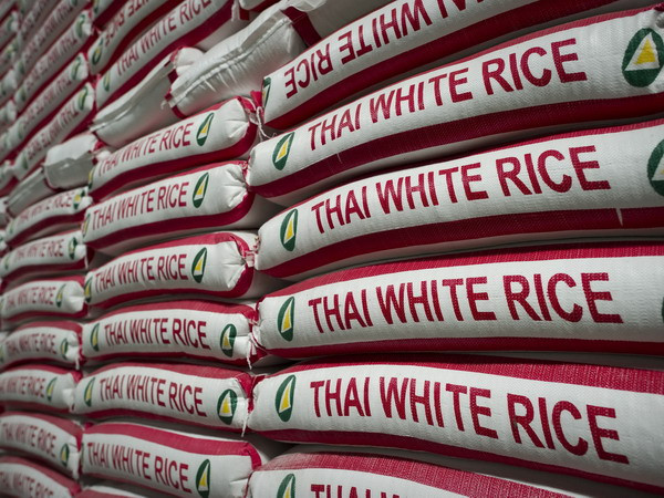Những bao gạo Thái Lan tại nhà máy ở Bangkok. (Nguồn: AFP/TTXVN) Thái Lan chi 1,9 tỷ baht cho chương trình trợ giá gạo ảnh 1